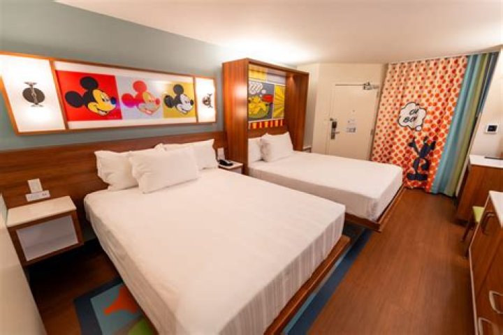 Are there adjoining rooms at pop century?