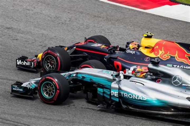 Can you overtake on cross hatching?