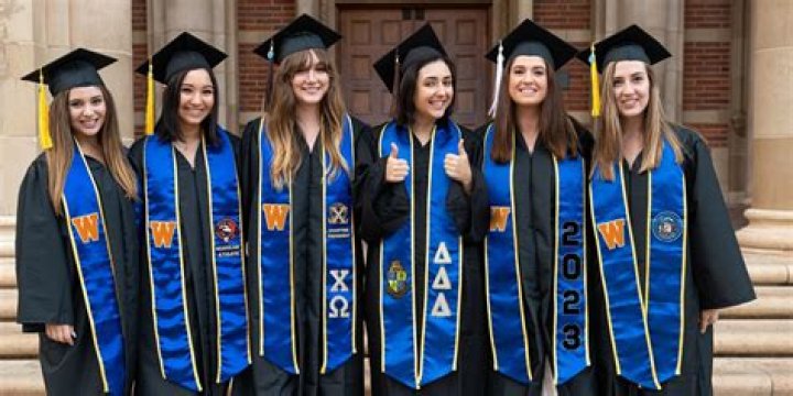 Can you wear multiple stoles at graduation?