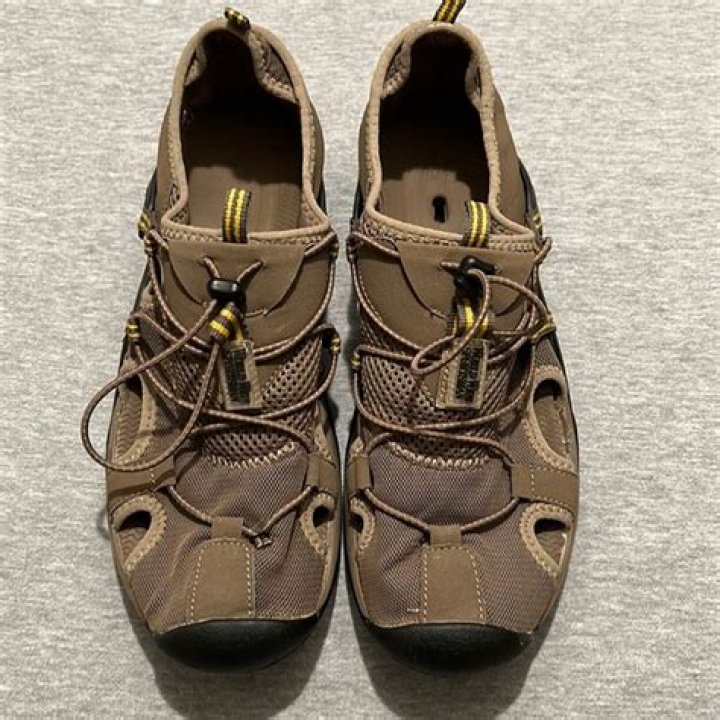 Did cabela's buy sportsman's warehouse?