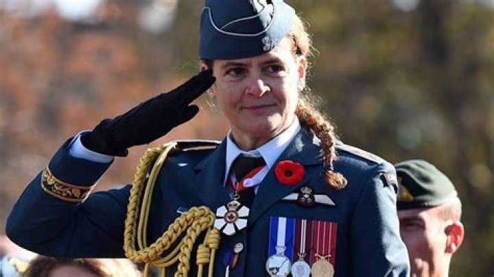 Did julie payette serve in the military?