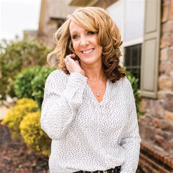 Did kimberly wells leave evine?