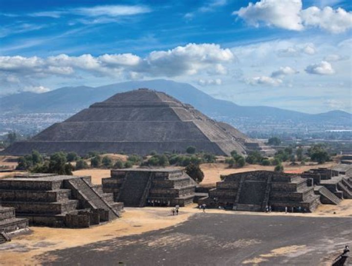 Did the aztecs built teotihuacan?