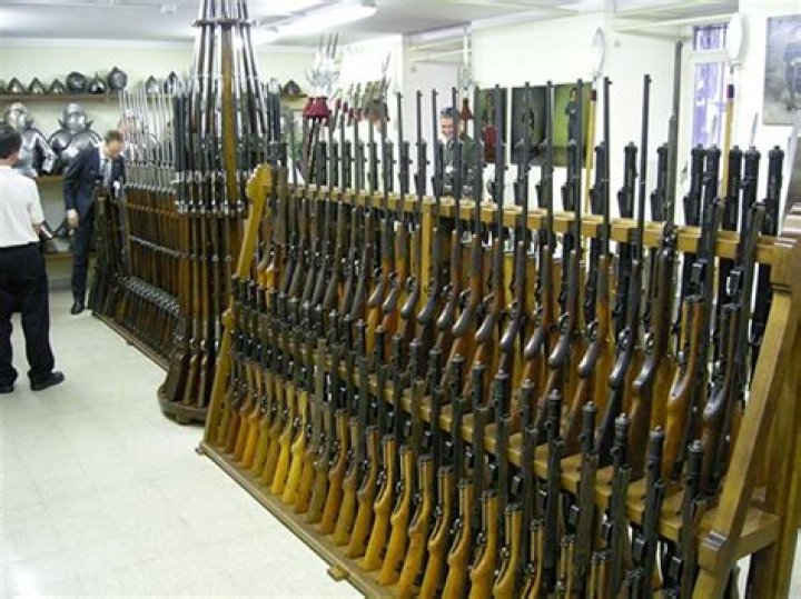 Do the vatican guards carry guns?