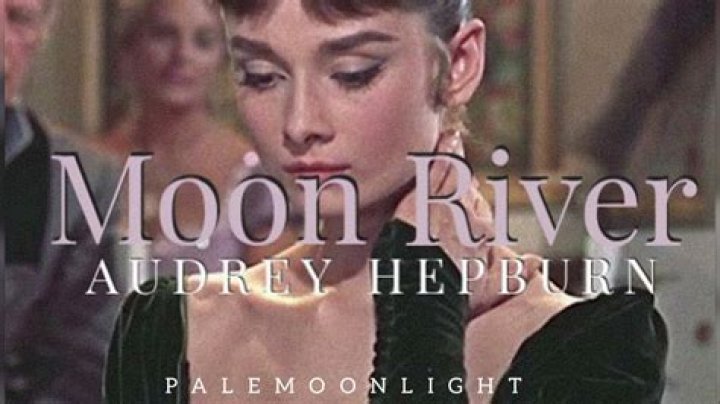 Does audrey hepburn sing moon river?