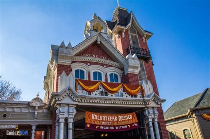 Does disneyland have sorcerers of the magic kingdom?