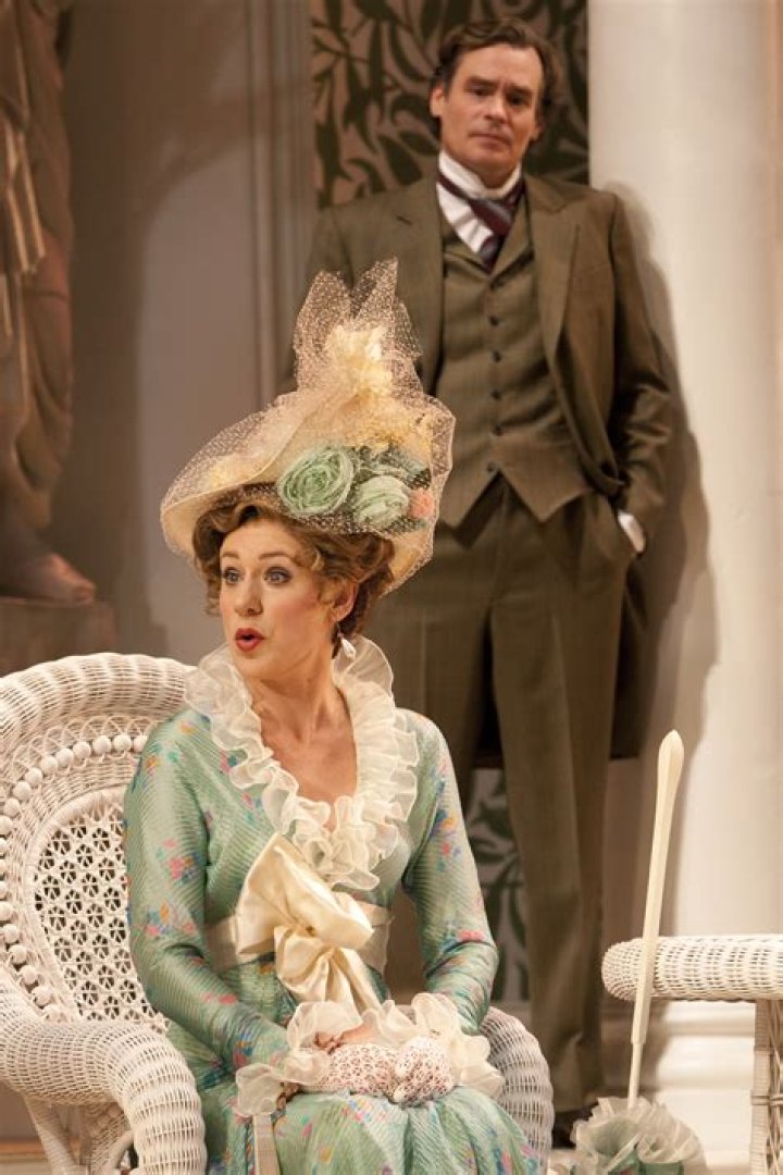 Does eliza marry freddy in pygmalion?
