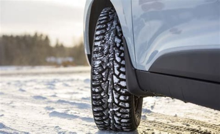 Does illinois allow studded snow tires?