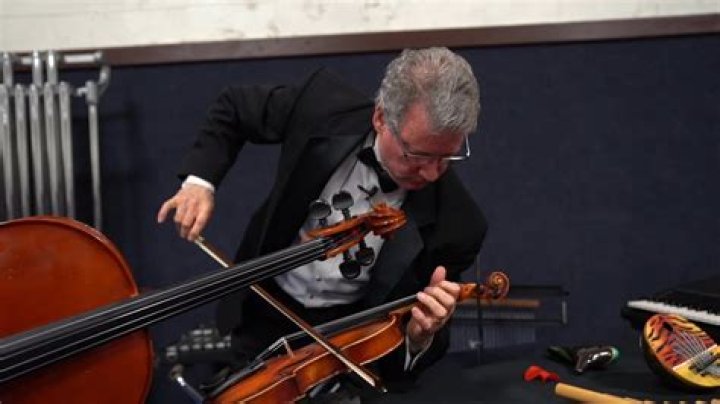 Does steve martin play the concertina?