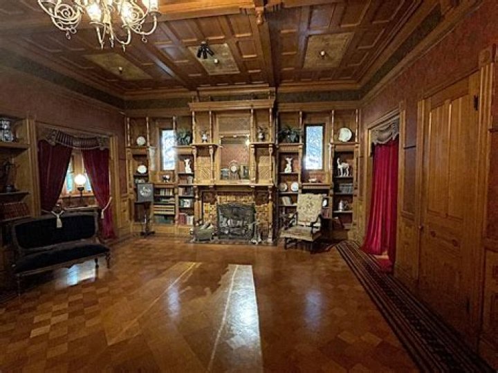 Does the winchester mansion still stand?