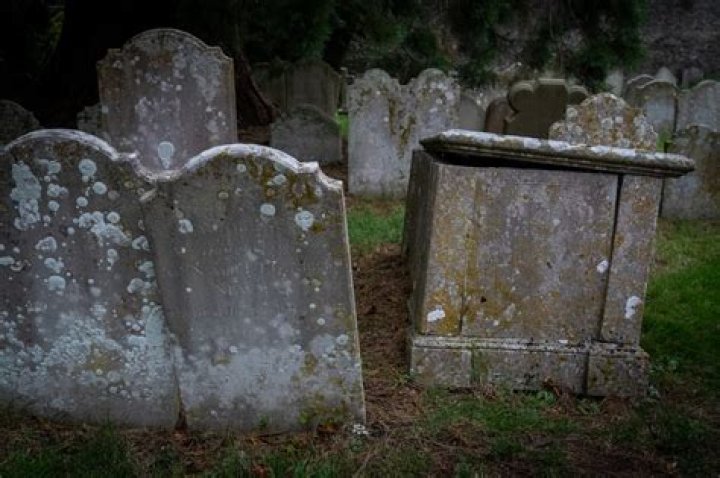 Does truncate create tombstones in cassandra?
