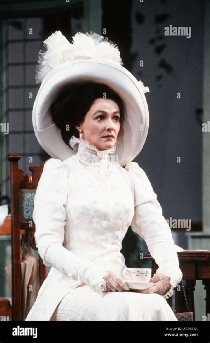 In pygmalion eliza doolittle works as?