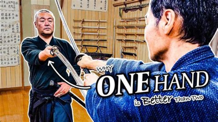 Is a katana one handed?