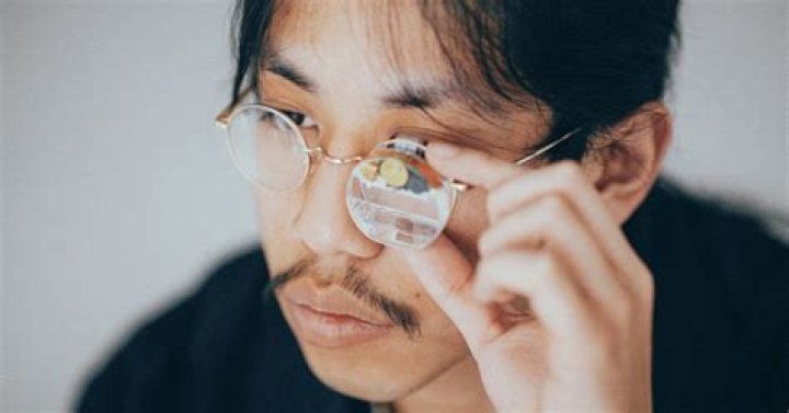 Is monocle an eyeglass?