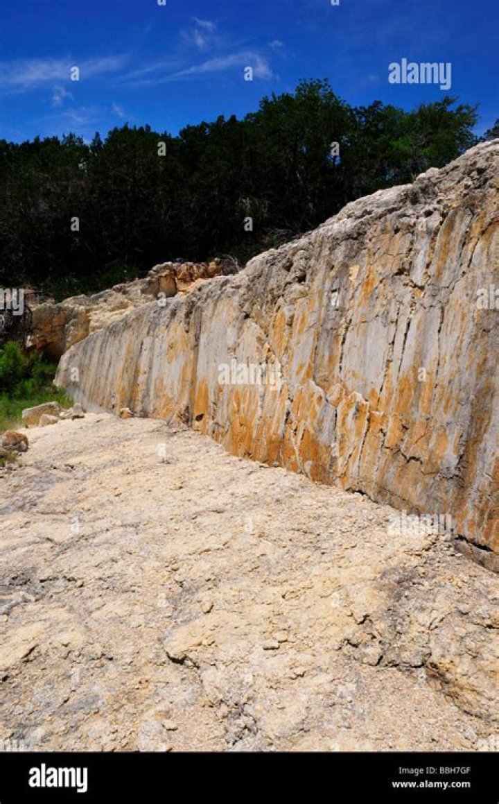 Is scarp a cliff?