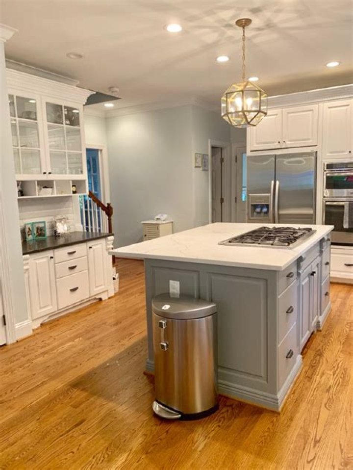 Should island match cabinets?