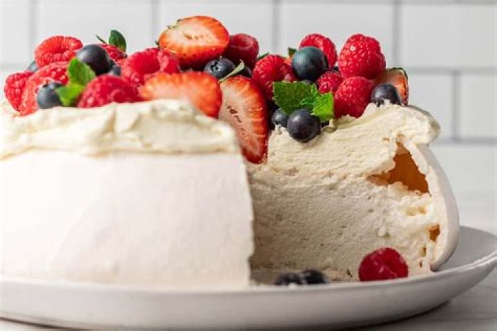 Should pavlova be white?