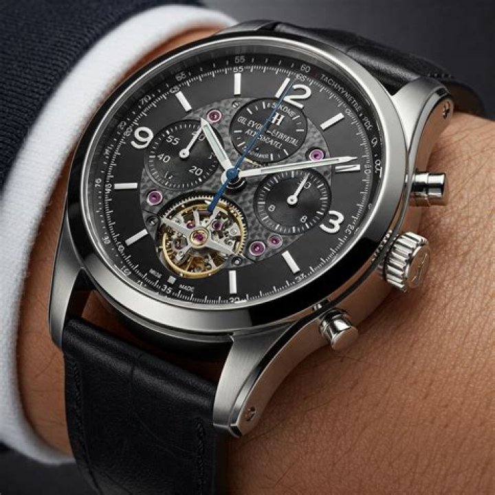 What is wristlet watch?