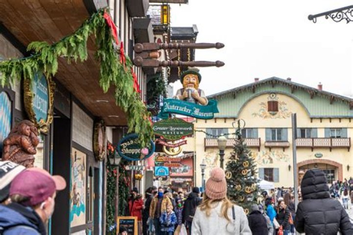 When does leavenworth wa decorate for christmas?
