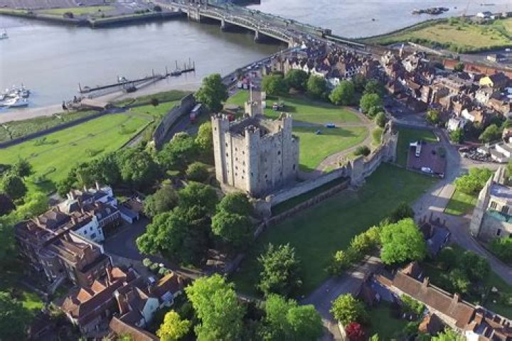 When was rochester castle built?