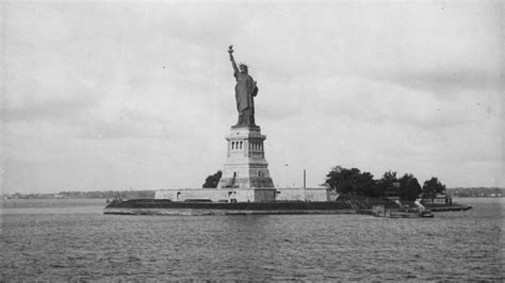 When was the statue of liberty gave to america?