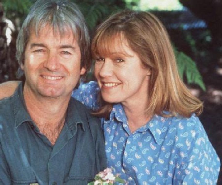 Who did noni hazlehurst married?