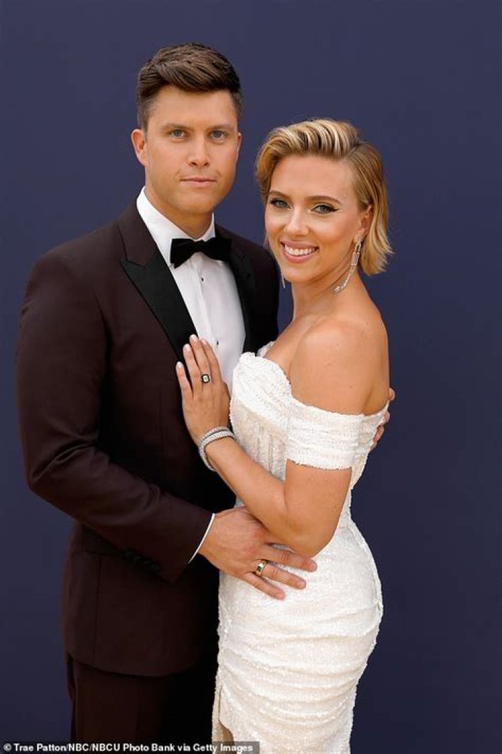 Who scarlett johansson dating?