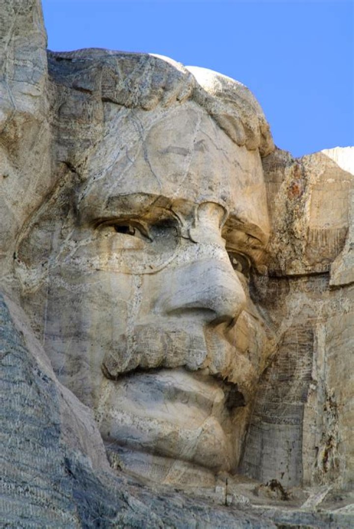 Whose faces are carved into mount rushmore?